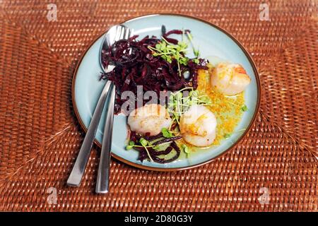 capesante con tagliatelle di barbabietole arrostite e rafano di daikon all'arancia salsa alla vaniglia Foto Stock