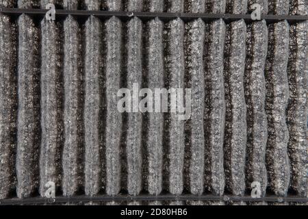 Un filtro per aria in particelle è un dispositivo composto da materiali fibrosi o porosi che rimuove particelle solide come polvere, polline, muffa e batteri. Foto Stock
