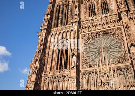 Vista frontale della Cattedrale di Notre Dame a Strasburgo. Facciata decorativa con finestra a rose da vicino. Strasburgo, Francia. Foto Stock