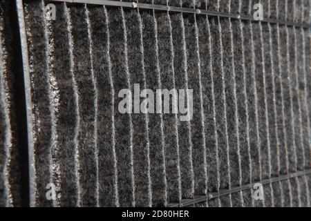 Un filtro per aria in particelle è un dispositivo composto da materiali fibrosi o porosi che rimuove particelle solide come polvere, polline, muffa e batteri. Foto Stock
