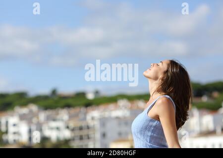 Profila di un turista rilassato respirare aria fresca in un città rurale in vacanza Foto Stock