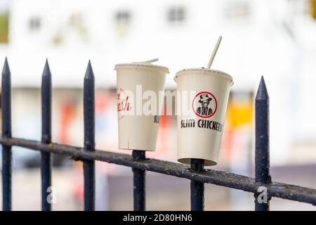Scartato Slim Chickens fast food di carta cucciolata / spazzatura su una recinzione di ferro a Southampton, Inghilterra, Regno Unito Foto Stock