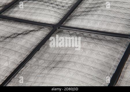 Un filtro per aria in particelle è un dispositivo composto da materiali fibrosi o porosi che rimuove particelle solide come polvere, polline, muffa e batteri. Foto Stock