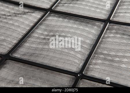 Un filtro per aria in particelle è un dispositivo composto da materiali fibrosi o porosi che rimuove particelle solide come polvere, polline, muffa e batteri. Foto Stock