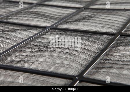 Un filtro per aria in particelle è un dispositivo composto da materiali fibrosi o porosi che rimuove particelle solide come polvere, polline, muffa e batteri. Foto Stock
