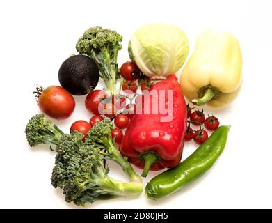 Peperoni con pomodori ciliegini e cavoli isolati su sfondo bianco. Set di verdure biologiche. Broccoli, rafano nero e cavolo bianco con composizione di peperoncino e pomodoro. Greengrocery concetto Foto Stock