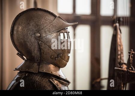 Armatura da piastra medievale, profilo da combattimento armato. Tipo storico di armatura personale in bronzo, ferro o acciaio. Foto Stock