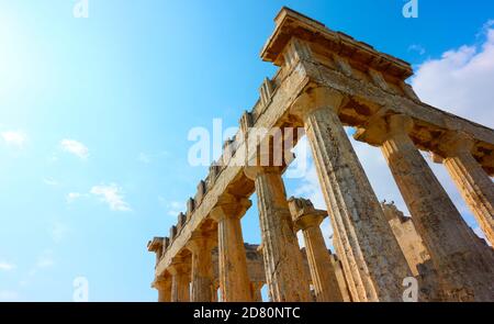 Colonne del Tempio di Aphaea nell'Isola di Aegina, Isole Saroniche, Grecia. Vista del punto di riferimento Greel con spazio per il proprio testo Foto Stock