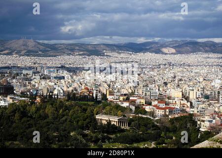 Vista parziale della città di Atene dalla collina dell'Acropoli con il tempio di Efesto in primo piano - Atene, Grecia, 2 febbraio 2020. Foto Stock