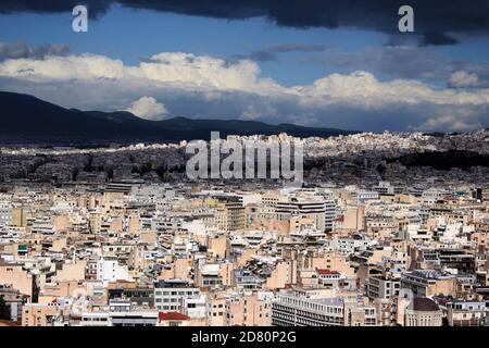 Vista parziale della città di Atene dalla collina dell'Acropoli - Atene, Grecia, 2 febbraio 2020. Foto Stock