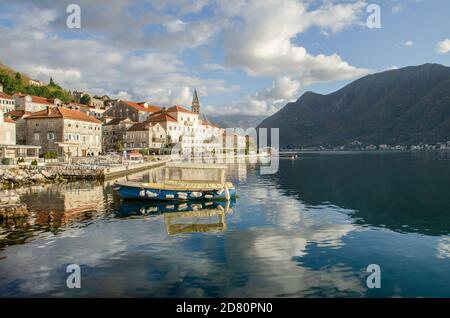 Perast Promenade con case in pietra tradizionale e una barca da pescatori, Kotor Bay, Montenegro di Flavia Brilli Foto Stock