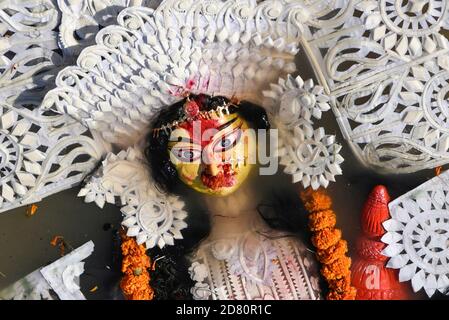 Immersa Dea Durga nel fiume Brahmaputra l'ultimo giorno del festival indù Durga Puja a Guwahati, India. 26 Ottobre 2020. L'ultimo giorno del festival si chiama Vijay Dashmi con Vijaya che significa 'vittoria' e Dashmi che significa 'decimo'. Durga Puja è ampiamente celebrato negli stati indiani del Bengala Occidentale, Assam, Jharkhand, Orissa e Tripura e culmina nella immersione degli idoli della dea indù Durga, che simboleggia il potere e il trionfo del bene sul male nella mitologia indù. Credit: David Talukdar/Alamy Live News Foto Stock