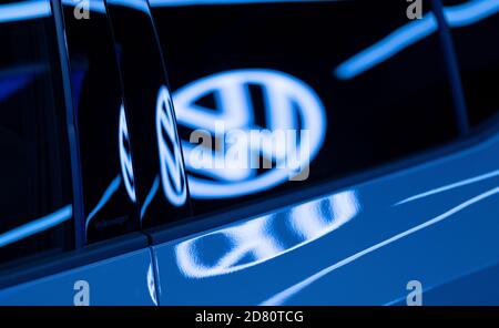 Wolfsburg, Germania. 26 Ottobre 2020. Il logo Volkswagen si riflette in un veicolo nello showroom di Autostadt. Credit: Peter Steffen/dpa/Alamy Live News Foto Stock