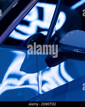 Wolfsburg, Germania. 26 Ottobre 2020. Il logo Volkswagen si riflette in un veicolo nello showroom di Autostadt. Credit: Peter Steffen/dpa/Alamy Live News Foto Stock