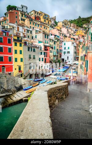 Case colorate del villaggio di Riomaggiore nelle cinque Terre Parco Nazionale in Italia Foto Stock