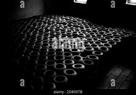 Urne funerose usate ma vuote scoperte in un tetto vuoto del crematorio durante il restauro nel 1997. Le ceneri rinvenute all'interno delle Urne furono sepolte nel cimitero commemorativo del campo. Buchenwald (letteralmente faggeta) è stato un campo di concentramento nazista fondato sulla collina di Ettersberg vicino a Weimar, in Germania, nel luglio 1937. Sul cancello principale, è stato inscritto il motto jedem das Seine (inglese: 'A ciascuno il suo'). Le SS interpretarono questo per significare che la 'corsa principale' aveva il diritto di umiliare e distruggere altri era uno dei primi e più grandi campi di concentramento all'interno dei confini tedeschi del 1937. Foto Stock