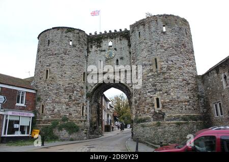 L'ingresso Landgate a Rye in East Sussex, costruito nel 1300 come parte del cinque porto muro di difesa Foto Stock