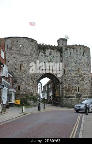 L'ingresso Landgate a Rye in East Sussex, costruito nel 1300 come parte del cinque porto muro di difesa Foto Stock