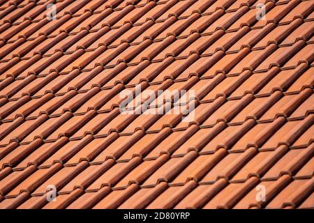 tetto di tegole rosso Foto Stock