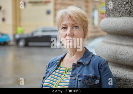 Ritratto di una donna bianca anziana seria sulla strada. Foto Stock