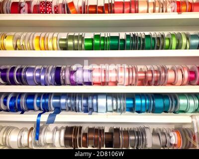 haberdasher bobine nastro rotoli rows e rivestimenti in tessuto negozio di vendita al dettaglio cucito forniture per la vendita al dettaglio negozio stock di mercato, foto Foto Stock