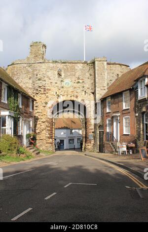 L'ingresso Landgate a Rye in East Sussex, costruito nel 1300 come parte del cinque porto muro di difesa Foto Stock