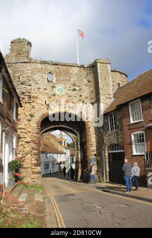 L'ingresso Landgate a Rye in East Sussex, costruito nel 1300 come parte del cinque porto muro di difesa Foto Stock