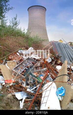 Discarica con rifiuti smaltiti illegalmente Foto Stock