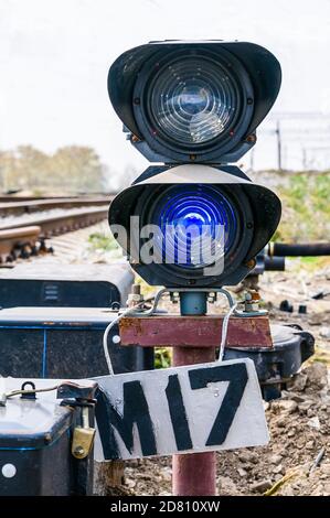 semaforo sulla vecchia linea ferroviaria. Foto Stock