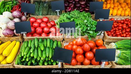 Verdure fresche su scaffale nel supermercato. Foto Stock