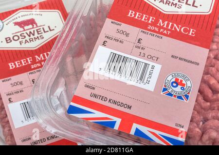 Pellicola di plastica rivestita di carne tritata di Tesco / macinata di manzo con logo Union Jack su involucro e 20% di grasso. Prodotti agricoli britannici, industria della carne britannica, Red Tractor. Foto Stock