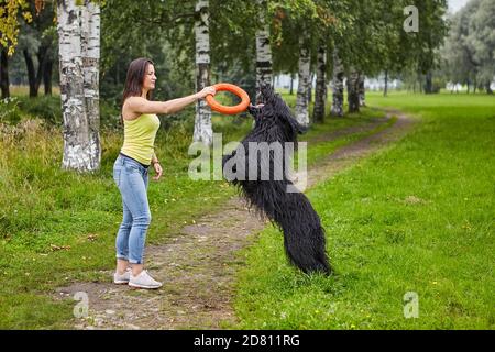 Gioco all'aperto con la sposa nera e la donna. Foto Stock