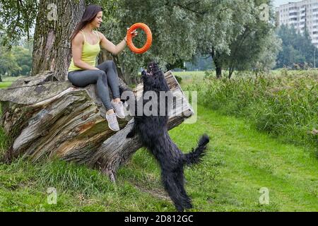 La ragazza gioca con la sposa nel parco a Glade. Foto Stock