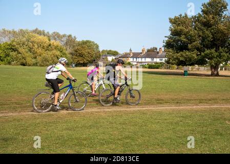 La zona di Brocas a Eton, Buckinghamdshire, Inghilterra, Regno Unito. 2020. Ciclisti che attraversano un'area conosciuta come i Brocas a Eton, Regno Unito. Foto Stock