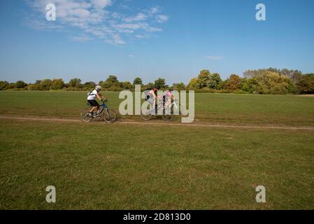 La zona di Brocas a Eton, Buckinghamdshire, Inghilterra, Regno Unito. 2020. Ciclisti che attraversano un'area conosciuta come i Brocas a Eton, Regno Unito. Foto Stock