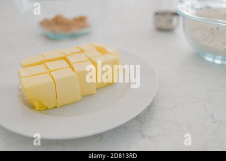 burro tagliato a cubetti per cuocere i biscotti Foto Stock