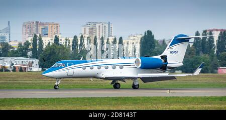 Kiev, Ucraina - 4 settembre 2020: Gulfstream G-IV(SP) business jet sta atterrando all'aeroporto Foto Stock