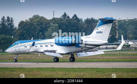 Kiev, Ucraina - 4 settembre 2020: Gulfstream G-IV(SP) business jet sta atterrando all'aeroporto Foto Stock