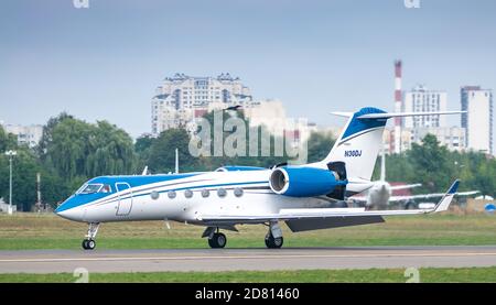 Kiev, Ucraina - 4 settembre 2020: Gulfstream G-IV(SP) business jet sta atterrando all'aeroporto Foto Stock