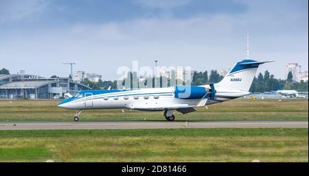 Kiev, Ucraina - 4 settembre 2020: Gulfstream G-IV(SP) business jet sta atterrando all'aeroporto Foto Stock