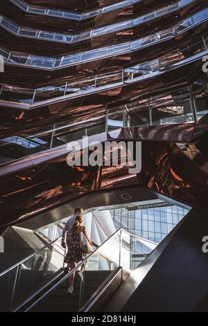 Una coppia cammina in un edificio meraviglioso con la luce del sole Foto Stock