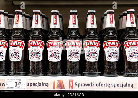 Birra polacca Zywiec su uno scaffale presso un supermercato Foto Stock