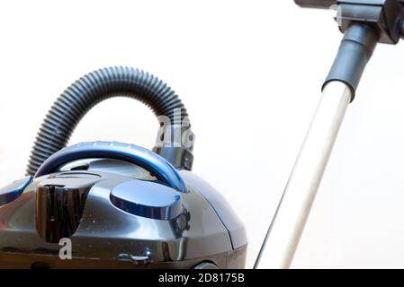 Concetto di pulizia - aspirapolvere su sfondo bianco primo piano Foto Stock