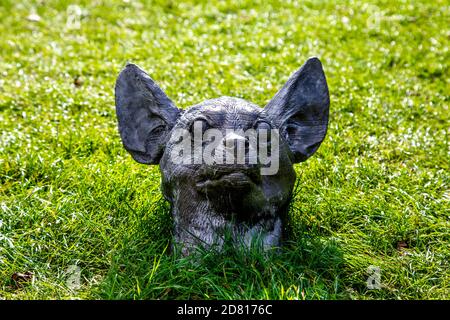 La scultura di Patrick Goddard 'umani-Animali-Mostri' al Frieze Sculpture 2020 a Regent's Park, Londra, Regno Unito Foto Stock