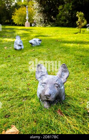 La scultura di Patrick Goddard 'umani-Animali-Mostri' al Frieze Sculpture 2020 a Regent's Park, Londra, Regno Unito Foto Stock