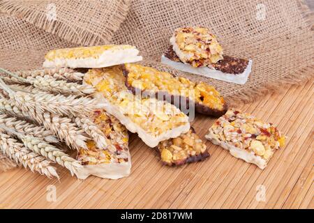 Muesli di cereali sani e spighe di grano Foto Stock