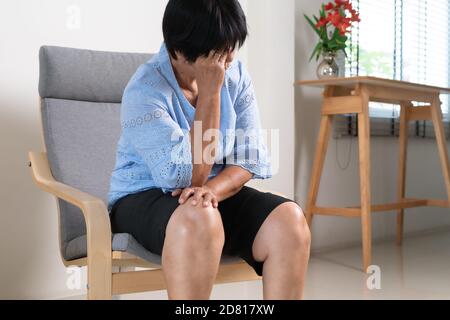 Vecchia donna che soffre di mal di testa e stress, emicrania, problema di salute concetto Foto Stock