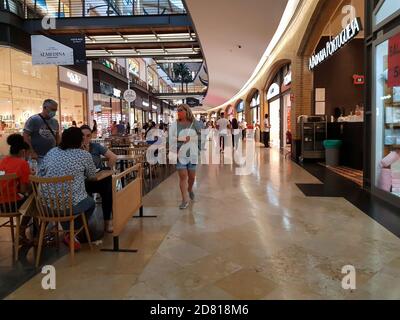 Lisbona, Portogallo- CIRCA, 2020 agosto: Persone al centro commerciale durante la pandemia di covid-19 Foto Stock