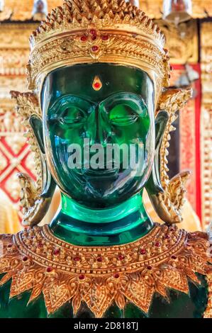 Il Buddha di smeraldo statua, Wat Doi Suthep, Chiang Mai, Thailandia Foto Stock