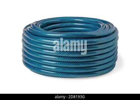 Rotolo di tubo rigido rinforzato per irrigazione giardino isolato su sfondo bianco Foto Stock